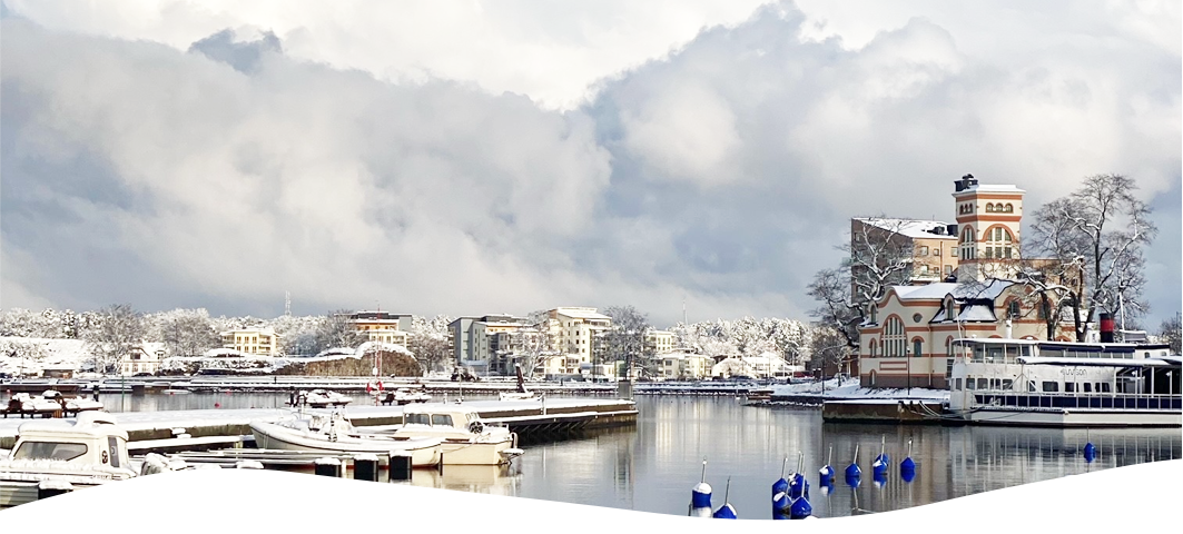 Vy över hamnen i Västervik under vintertid